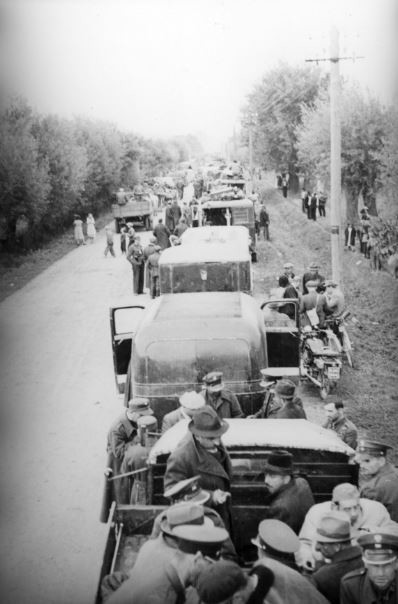 Konwój pojazdów Poczty Gdańskiej w trakcie ewakuacji