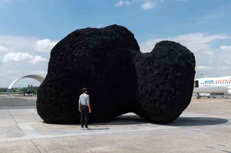 Yan Tomaszewski, Tchouri, exhibition views on the tarmac of the Air and Space Museum (FR), 2018; mass-coloured concrete, steel, 8 x 5 x 5 m, courtesy of the artist and the Air and Space Museum