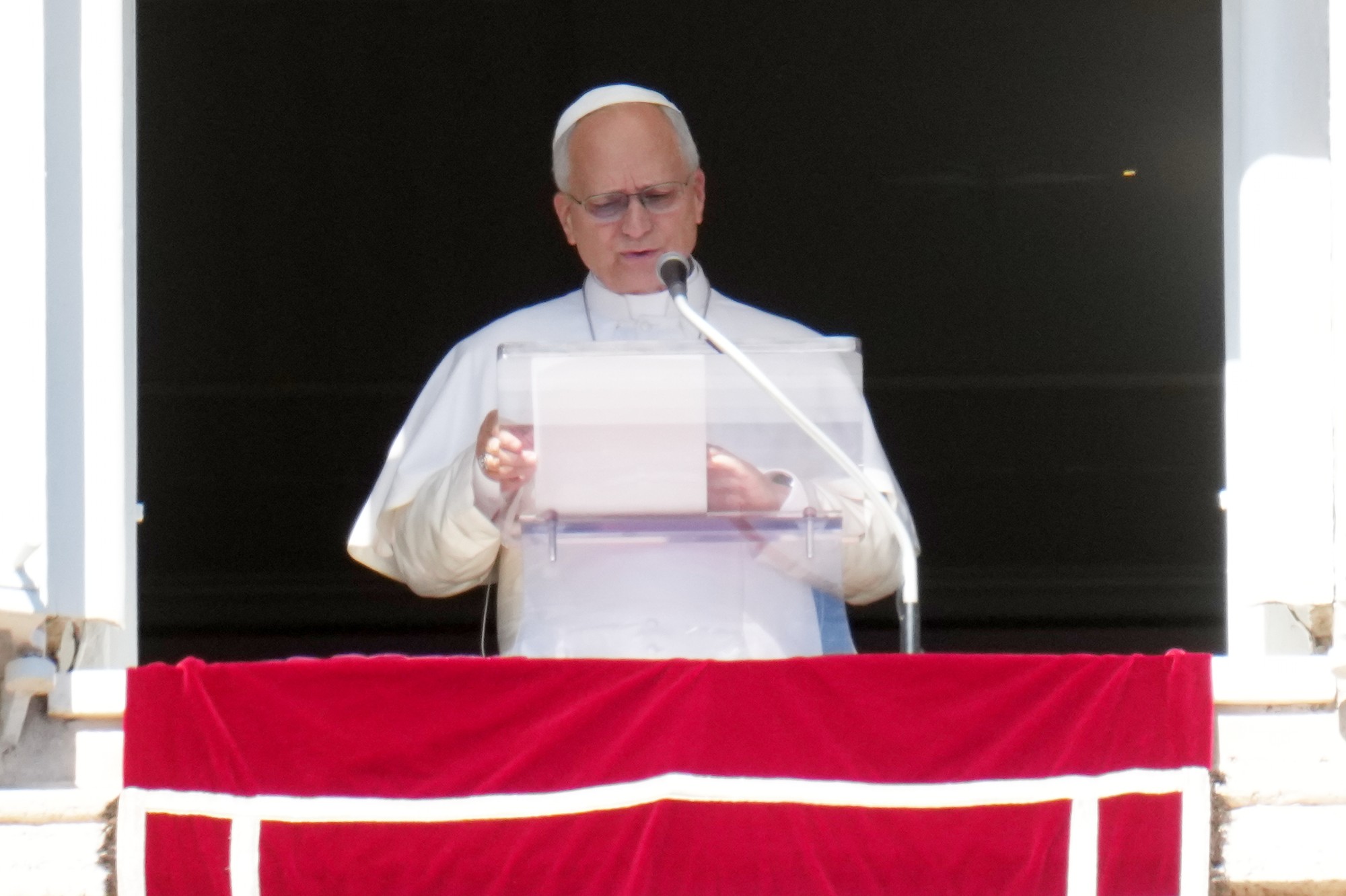 Pápež Lev XIV. počas toho, ako veriacim oznámil, že mu našli nádor.