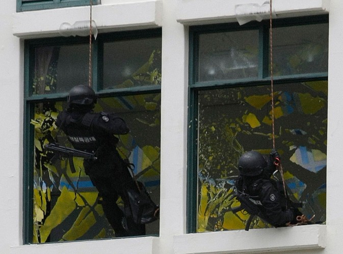 Południowokoreańscy policjanci przygotowują się do szczytu G20 w Seulu.