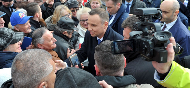 Andrzej Duda w Wałczu. W tle transparent "Marionetka nie prezydent"