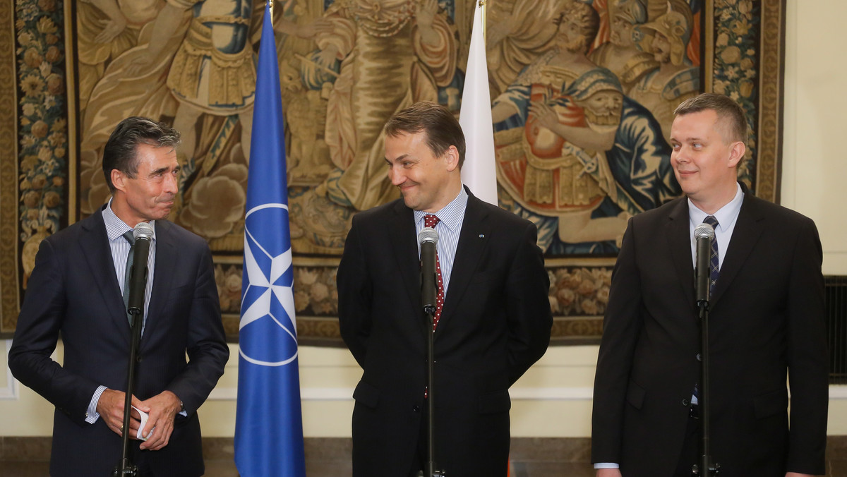 Sekretarz generalny NATO Anders Fogh Rasmussen zapewnił w środę, że sojusz "stoi ramię w ramię z Polską", tak jak Polska przy NATO. Swoją dwudniową wizytę w Polsce Rasmussen rozpoczął od spotkania z szefami MON i MSZ - Tomaszem Siemoniakiem i Radosławem Sikorskim.