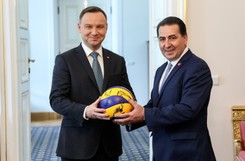 Andrzej Duda spotkał się z trenerem siatkarzy Ferdinando De Giorgim. Dostał koszulkę i piłkę [FOTO]