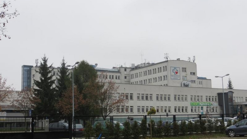 Dyrekcja szpitala powiatowego w Gorlicach apeluje do rodzin o niezwlekanie z odbiorem zwłok. Do końca tygodnia władze placówki mają zaadaptować magazyn, który docelowo ma pomieścić 60 ciał.