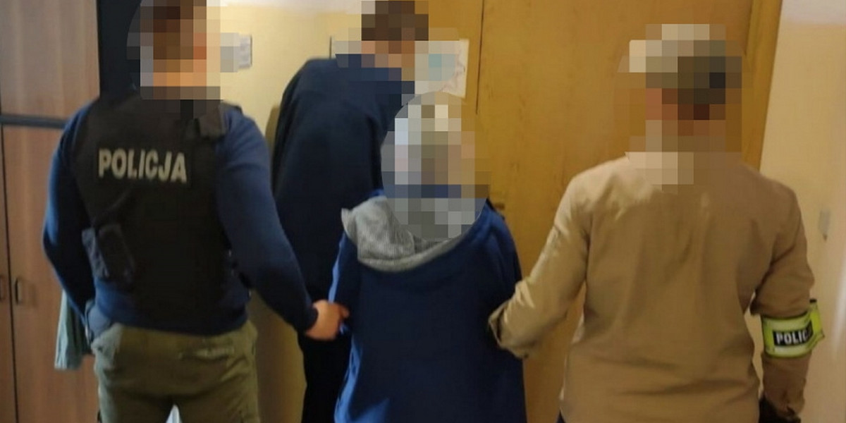 Policjanci zatrzymali seniorkę (72 l.) z Piaseczna, która w pudełeczkach po zapałkach sprzedawała narkotyki.