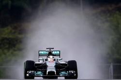 Formuła 1: Hamilton z pole position przed GP Malezji