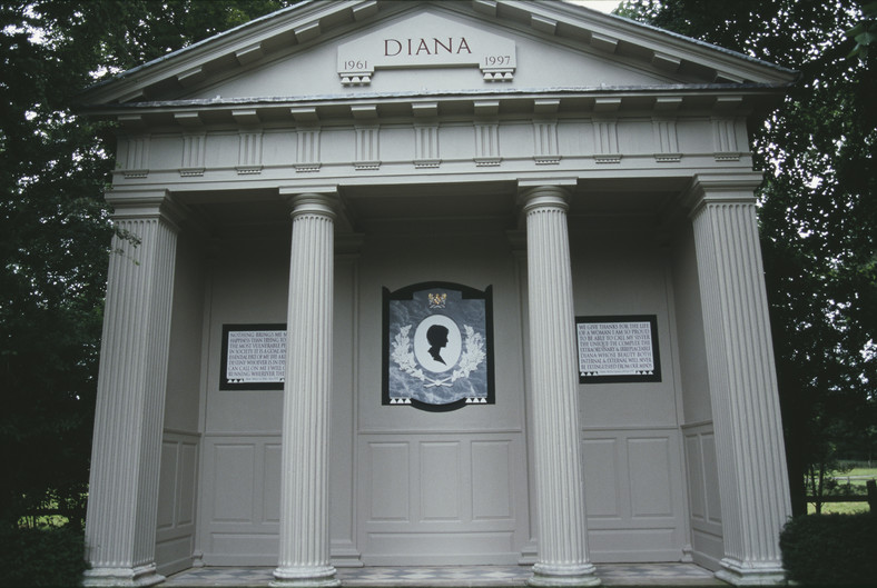 Pomnik upamiętniający księżną Dianę na wyspie Althorp