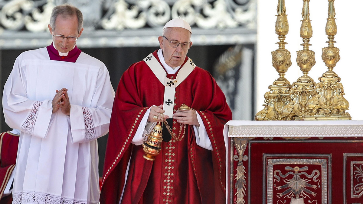 Papież Franciszek przestrzegał ludzi Kościoła przed "pustym triumfalizmem", pozbawionym "miłości, służby, współczucia" i przed postawą dystansu. Dzisiaj Kościół katolicki obchodzi uroczystość świętych Piotra i Pawła, patronów Stolicy Apostolskiej.