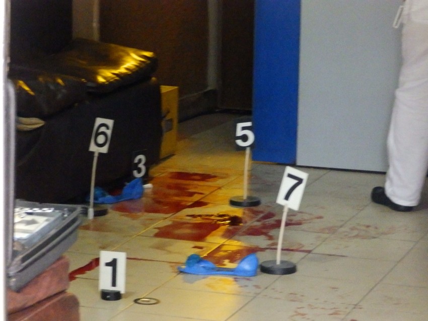 Lokve krvi u kafiću gde je Ivana ubijena