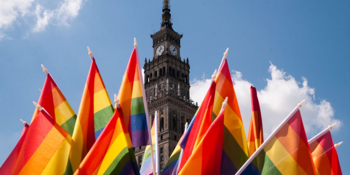 Zarzuty o dyskryminację osób LGBT+ mogłyby być powodem wstrzymania wypłaty miliardów euro z funduszy spójności dla Polski. Komisja Europejska pracuje nad nowym, bardziej surowym mechanizmem. 