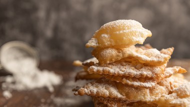 włoskie "ploteczki" na karnawał, czyli pyszne i cieniutkie faworki. kilka składników i gotowe