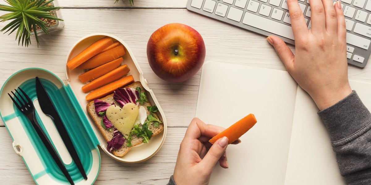 Dzisiejsze lunchboxy zaskakują designem, są wykonane z ekologicznych tworzyw i dają możliwość podgrzewania potraw. Oto pudełka lunchowe, które pozwolą na przetransportowanie samodzielnie przygotowanych potraw do miejsca pracy. Wybierz odpowiedni dla ciebie.