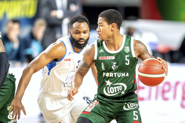 Koszykarz drużyny Polski Cukier Toruń Keyshawn Woods (L) i Nickolas Neal (P) z zespołu Legia Warszawa podczas meczu Ekstraklasy, w hali "Arena Toruń"