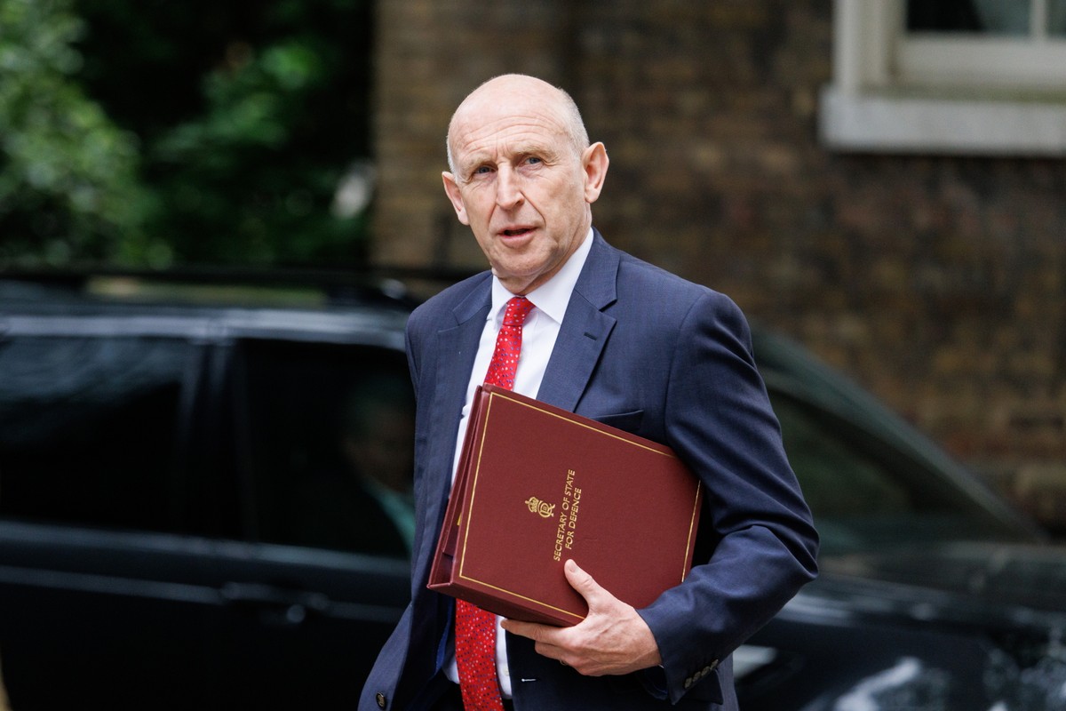 Brytyjski sekretarz stanu ds. obrony John Healey przybył na Downing Street, na posiedzenie gabinetu brytyjskiego rządu w Londynie