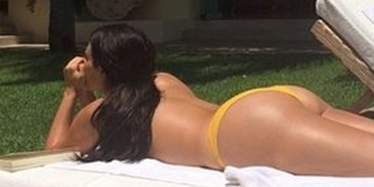 Kim Kardashian opala się topless 