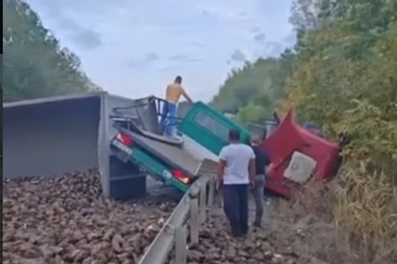 JEDNA OSOBA POGINULA, PETORO POVREĐENO Stravična nesreća kod Zrenjanina: Sudarila se dva kamiona (FOTO, VIDEO)