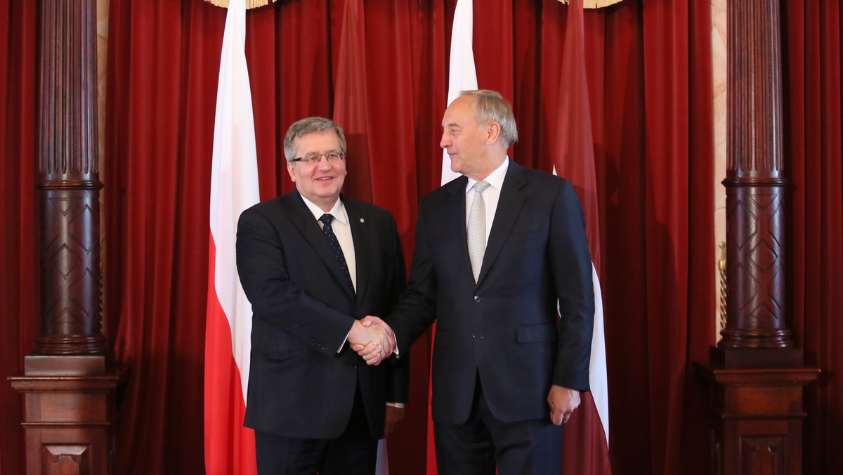 Prezydent Bronisław Komorowski rozpoczął jednodniową roboczą wizytę na Łotwie. Odwiedzi Rygę i Dyneburg. Spotka się z łotewskim prezydentem Andrisem Berzinsem i przedstawicielami Polonii.