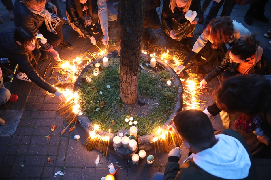 Ljudi odaju pomen žrtvama masakra u školi na Vračaru