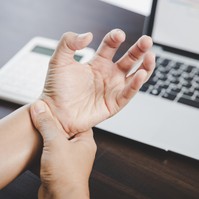 Ezért fájhatnak az ujjai és a csuklója irodai munka során