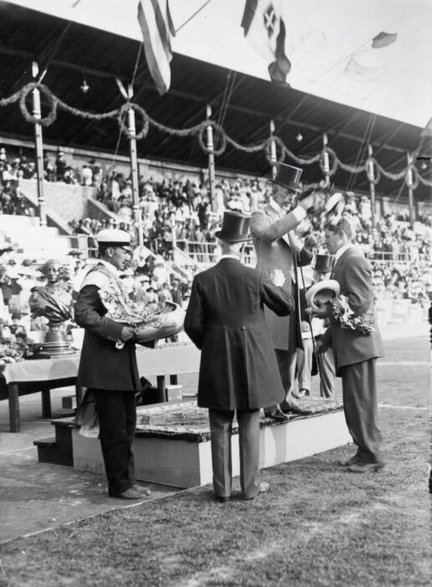 Jim Thorpe odbiera złoty medal olimpijski z rąk króla Gustawa V