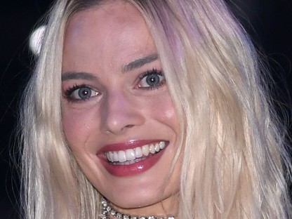 Margot Robbie fekete koktélruháját a legszuperebb kiegészítővel dobta fel
