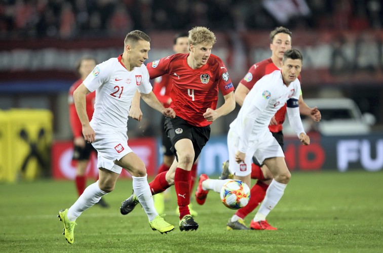 Przemysław Frankowski (L) i Robert Lewandowski (P) oraz Martin Hinteregger (2L) i Julian Baumgartlinger (2P)