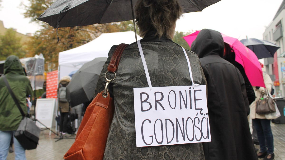 Jutro o godzinie 17 na kieleckim Rynku ma rozpocząć się kolejny protest organizowany w ramach Ogólnopolskiego Strajku Kobiet. Tym razem manifestacja odbędzie się pod hasłem "Czarne Łzy. Koronkowa Rewolucja". Jej uczestniczki będą chciały podkreślić, że w Polsce prawa kobiet są łamane.