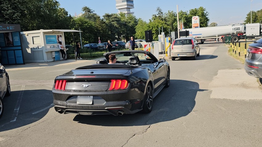 Tanja savić sa 11 godina mlađim dečkom Mukijem