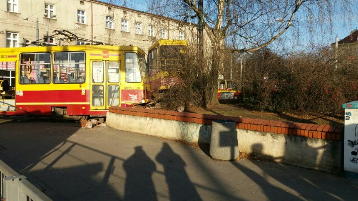 Do wypadku doszło na ulicy Przybyszewskiego. Tramwaj linii nr. 2 wypadł z szyn. Ranny został motorniczy oraz czterech pasażerów. Na szczęście życie poszkodowanych osób nie jest zagrożone.