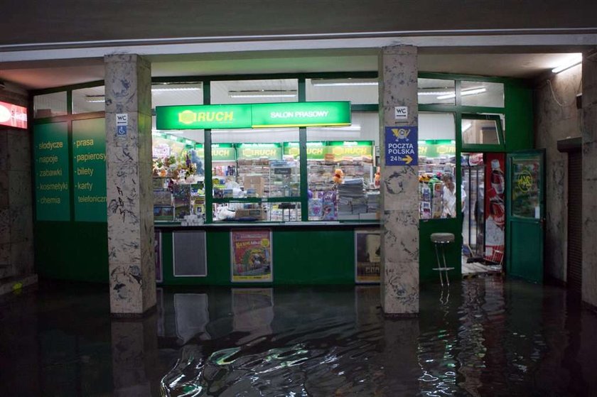 Poznań zalany. Samochody zatopine. FOTO