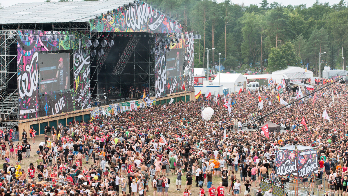 Dziś w Kostrzynie nad Odrą rozpoczął się 23. Przystanek Woodstock. Po powitaniu przez Jerzego Owsiaka kilkadziesiąt tysięcy ludzi odśpiewało fragment hymn Polski.