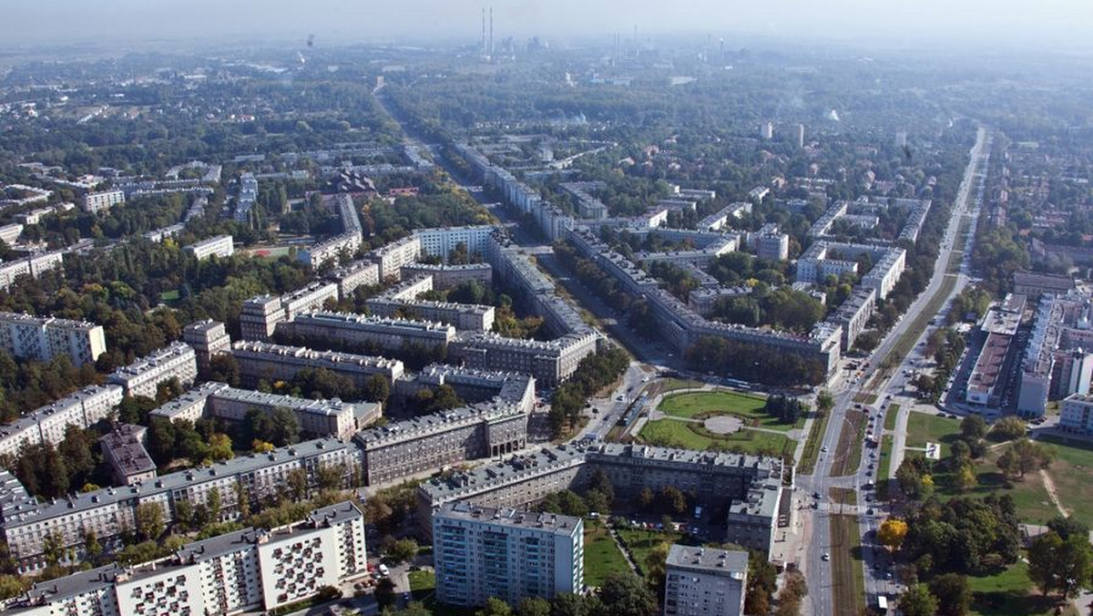 Nowa Huta odrębnym miastem? To nie żart. Grupa mieszkańców najmłodszej dzielnicy miasta chce odłączenia od Krakowa. Pomysłodawcy idei spotkali się z prezydentem Krakowa Jackiem Majchrowskim, żeby przekazać swoje oczekiwania - informuje Radio Kraków.