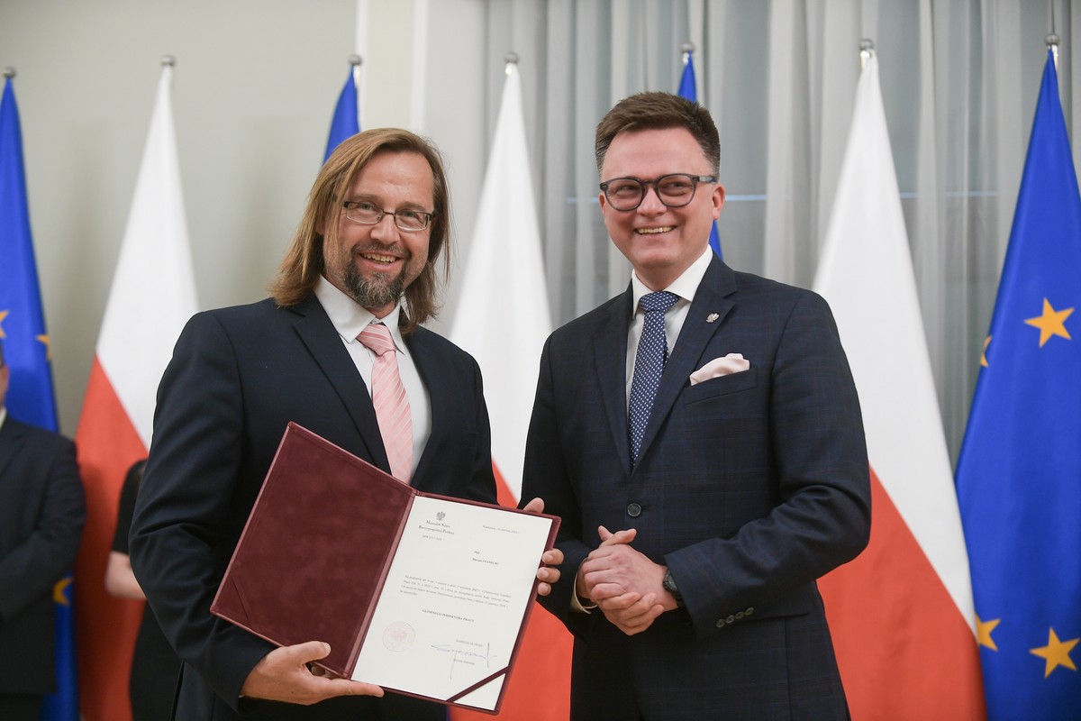 Warszawa, 14.06.2024. Marszałek Sejmu Szymon Hołownia (P) oraz powołany na stanowisko Głównego Inspektora Pracy Marcin Stanecki (L), 14 bm. w Sejmie w Warszawie. (mr) PAP/Marcin Obara