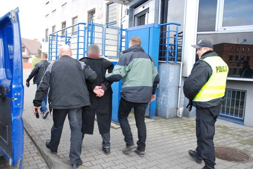 Groził bronią i bombą. Trzeźwieje w areszcie