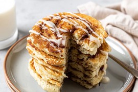PALAČINKE sa ukusom CIMET ROLNICA i preukusnim prelivom: Savršen spoj mekanog, sočnog testa i bogatog mirisa