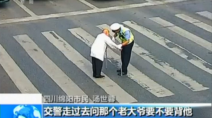 Kínában nem könnyű a közlekedés, pláne egy mozgássérült nyugdíjasnak.