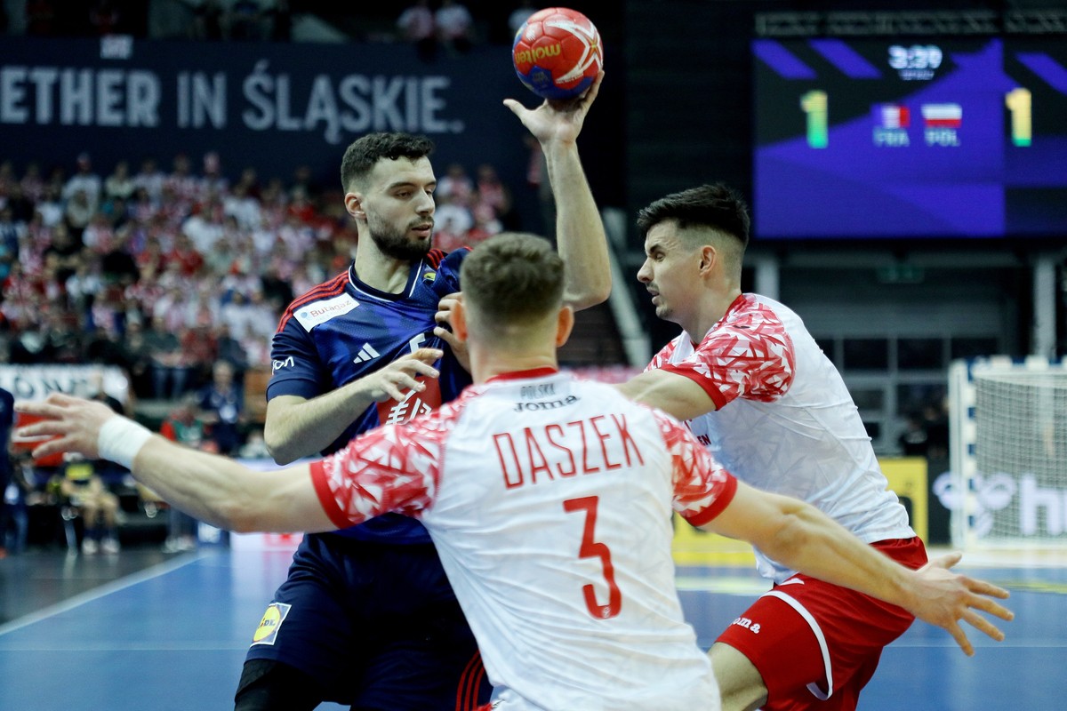 Szymon Sićko (P) i Michał Daszek (C) oraz Nedim Remili (L) z Francji podczas meczu grupy B mistrzostw świata piłkarzy ręcznych