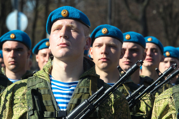 Rosjanie aresztują mężczyzn na okupowanych terenach i zmuszają ich do służby wojskowej