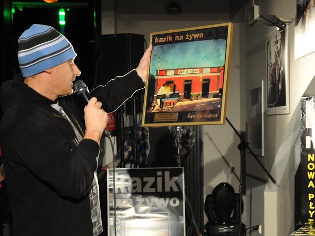 Kazik Na Żywo odbiera złoto i podpisuje 'Bar La Curva'