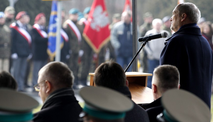 Minister obrony narodowej Antoni Macierewicz podczas uroczystości upamiętniających pierwszy zrzut cichociemnych
