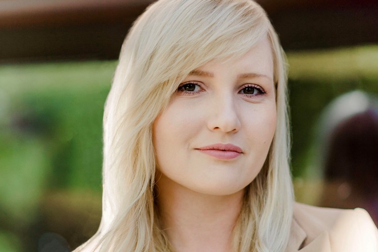 <strong>6. Agnieszka Poteralska</strong>
<br></br>
Ukończyła polsko-niemieckie studia prawnicze na Uniwersytecie im. A. Mickiewicza w Poznaniu i Uniwersytecie Europejskim Viadrina we Frankfurcie nad Odrą, uzyskując tytuły magistra prawa oraz Master od Laws (LL.M). Specjalizuje się w doradztwie z zakresu prawa spółek, prawa zamówień publicznych oraz compliance. Zajmuje się głównie obsługą podmiotów z kapitałem zagranicznym. W ramach swojej specjalizacji doradza klientom m.in. z branży przemysłowej, handlowej, motoryzacyjnej w sprawach związanych z tworzeniem, zarządzaniem i reorganizacją spółek. Zajmuje się analizą prawną bieżącej działalności spółek, w tym umów z innymi podmiotami prawa handlowego.