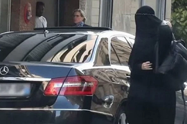 Obukla MUSLIMANSKU ODEĆU, sela u mercedes i ušunjala se kod PLASTIČNOG HIRURGA da je NIKO NE PREPOZNA! STOPALA odala SLAVNU LEPOTICU, VERNICI POBESNELI