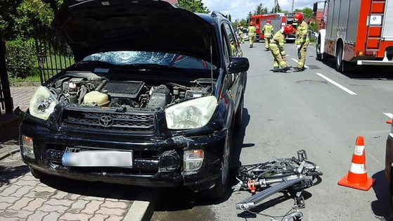 Skrajna nieodpowiedzialność w Krasnymstawie. Kobieta spowodowała dwa wypadki, a uciekając potrąciła rowerzystkę z 3-letnim dzieckiem