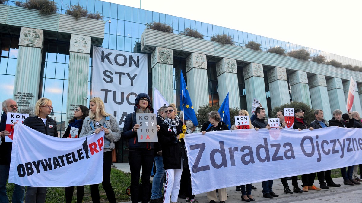 Czterech nowych sędziów przyszło do SN. Protesty przed budynkiem sądu