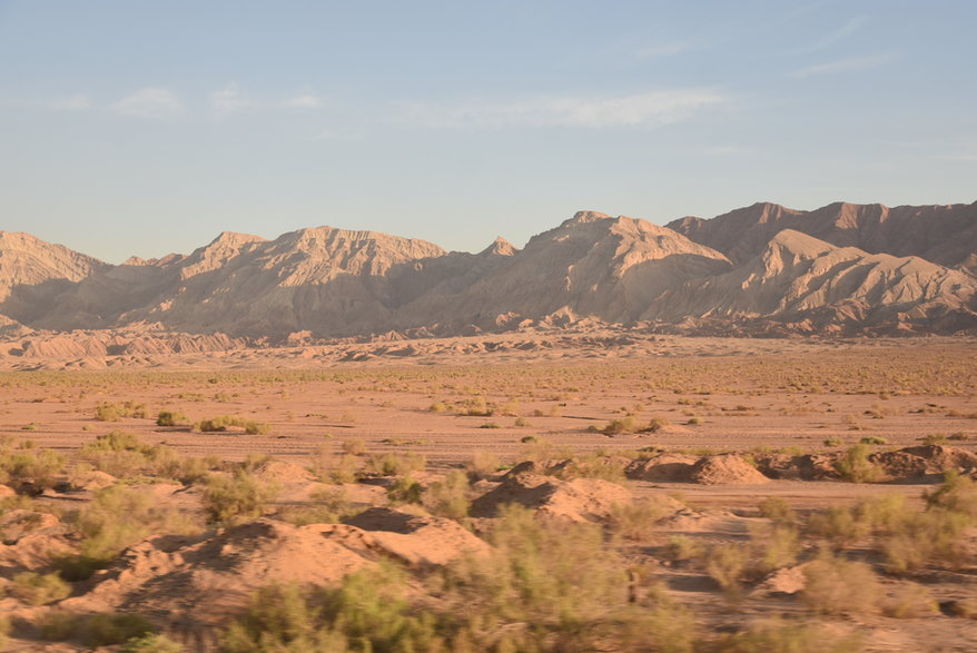 Pustynne widoki o poranku Takie krajobrazy ogląda się z okna pociągu Fadak