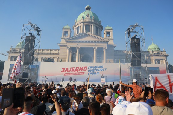 (FOTO, VIDEO) MITING "SRBIJA JEDNA PORODICA" ISPRED SKUPŠTINE Roboti igrali kolo na muziku Vuka Ðokića, prisutni predstavnici Srba iz regiona: Veliki broj građana i u okolnim ulicama