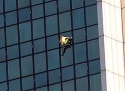 Szaleniec wspiął się na Marriott bez lin