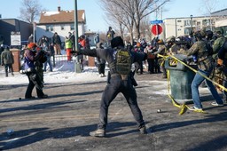 zamieszki w usa, agenci federalni zabili człowieka na ulicy. "ilu amerykanów musi zginąć?"