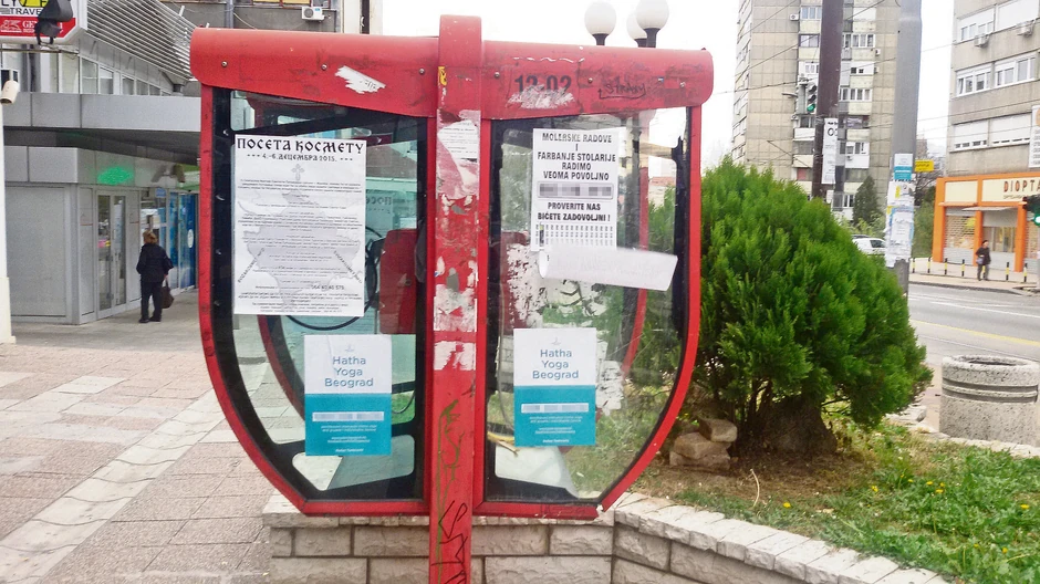 Govornica iskorišćena kao "oglasna tabla"