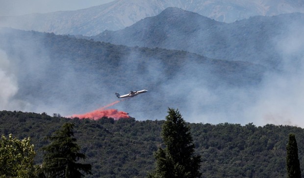 Gašenje požara avionom na jugu Francuske | Foto: Reuters